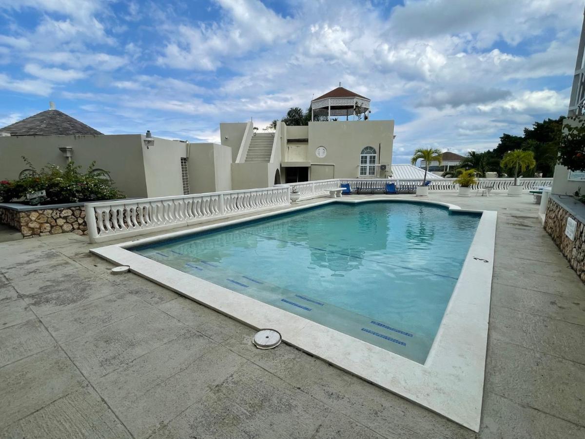 Hummingbird Retreat - Luxury Oceanview Apt, 7-Minute Walk To Beach Ocho Rios Dış mekan fotoğraf