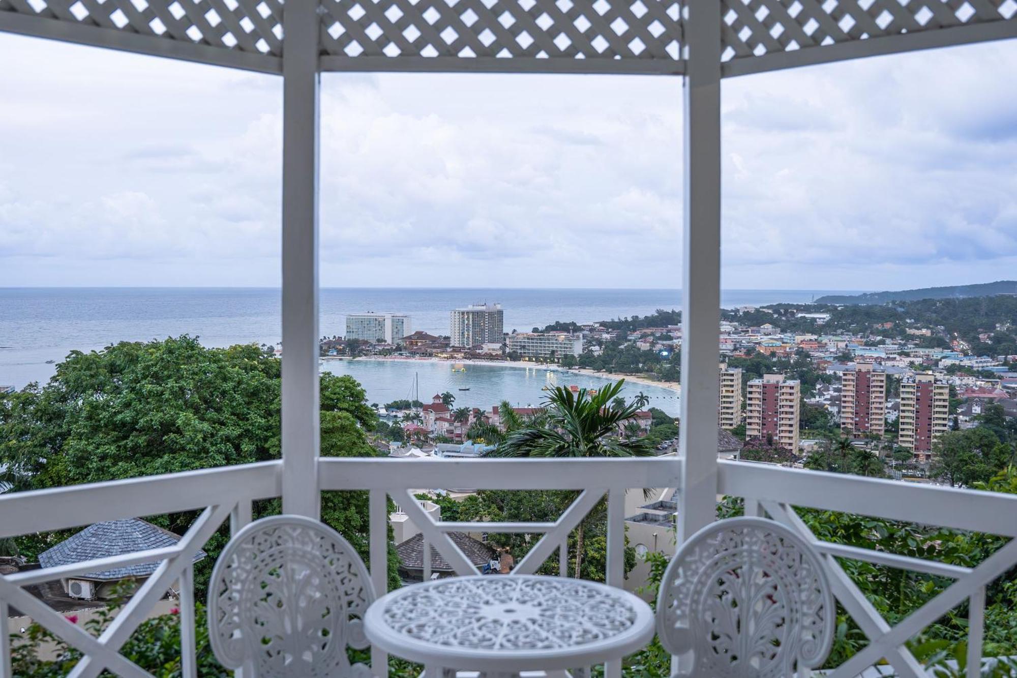 Hummingbird Retreat - Luxury Oceanview Apt, 7-Minute Walk To Beach Ocho Rios Dış mekan fotoğraf