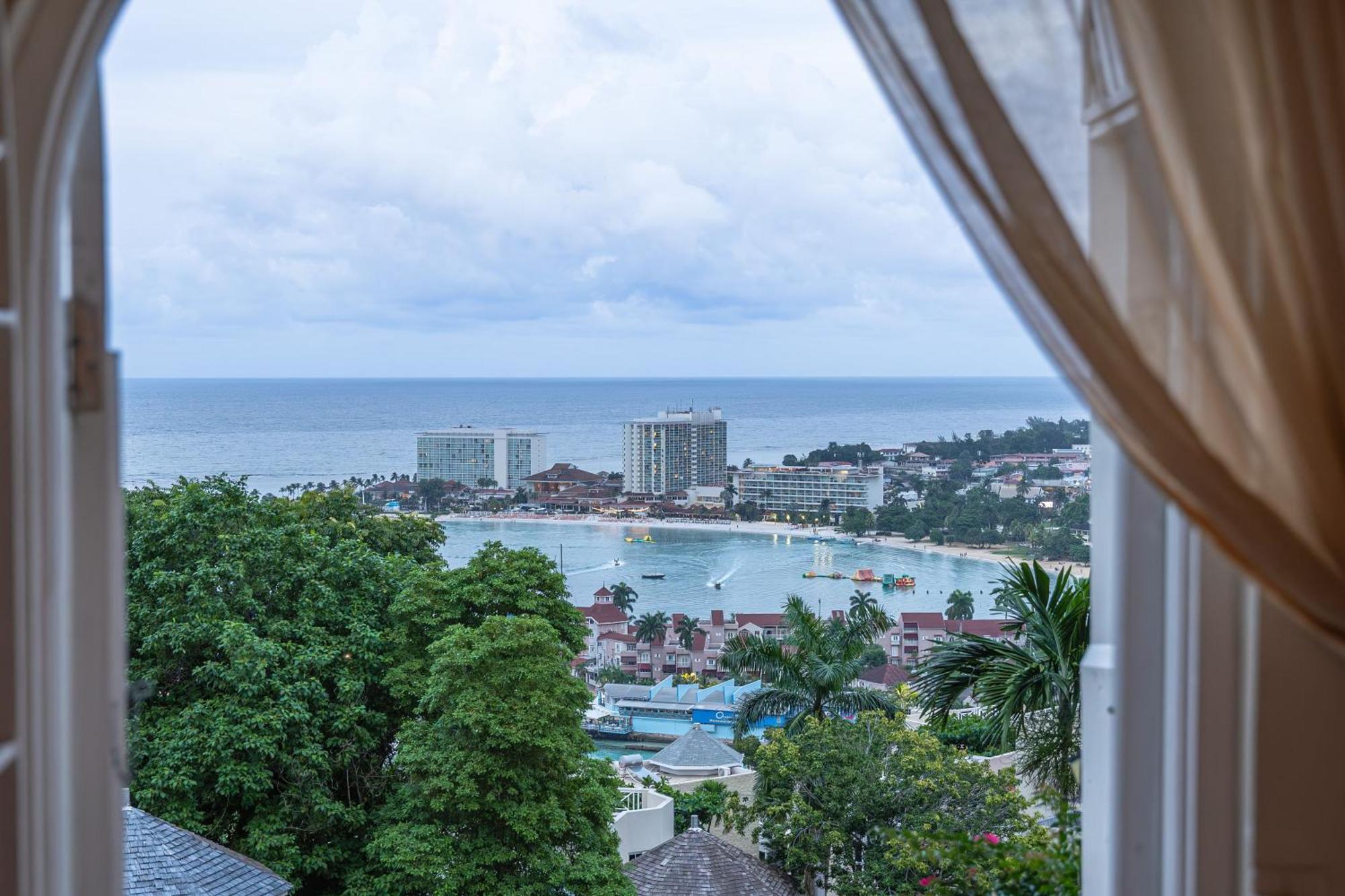 Hummingbird Retreat - Luxury Oceanview Apt, 7-Minute Walk To Beach Ocho Rios Dış mekan fotoğraf